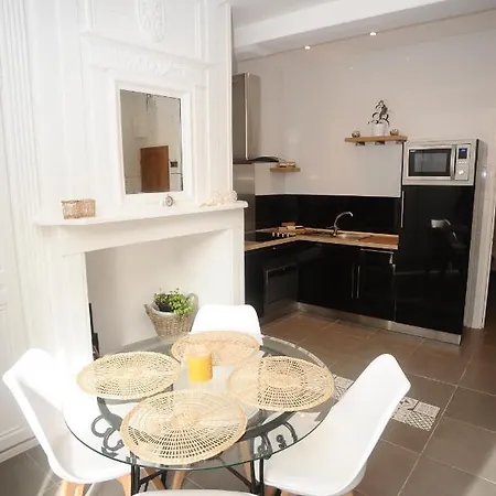 L'escale Entre Le Port Et La *