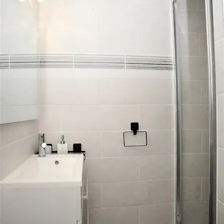 L'escale Entre Le Port Et La *