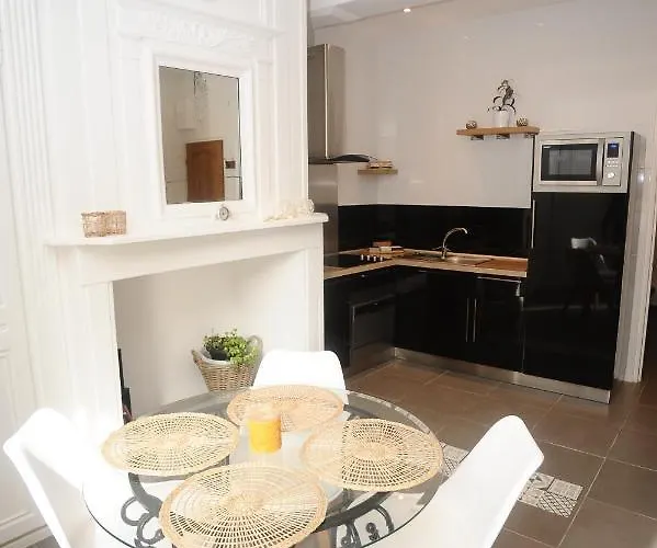 L'escale Entre Le Port Et La *