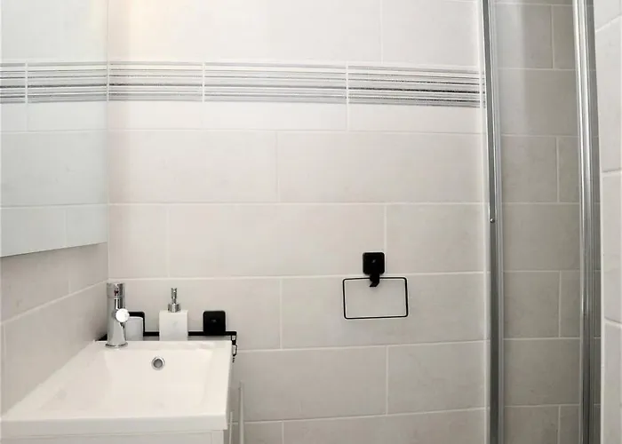 L'escale Entre Le Port Et La *